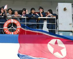 (2)Japanese woman leaves for N. Korea to see son